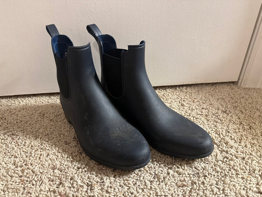 Size 7 navy rain boots