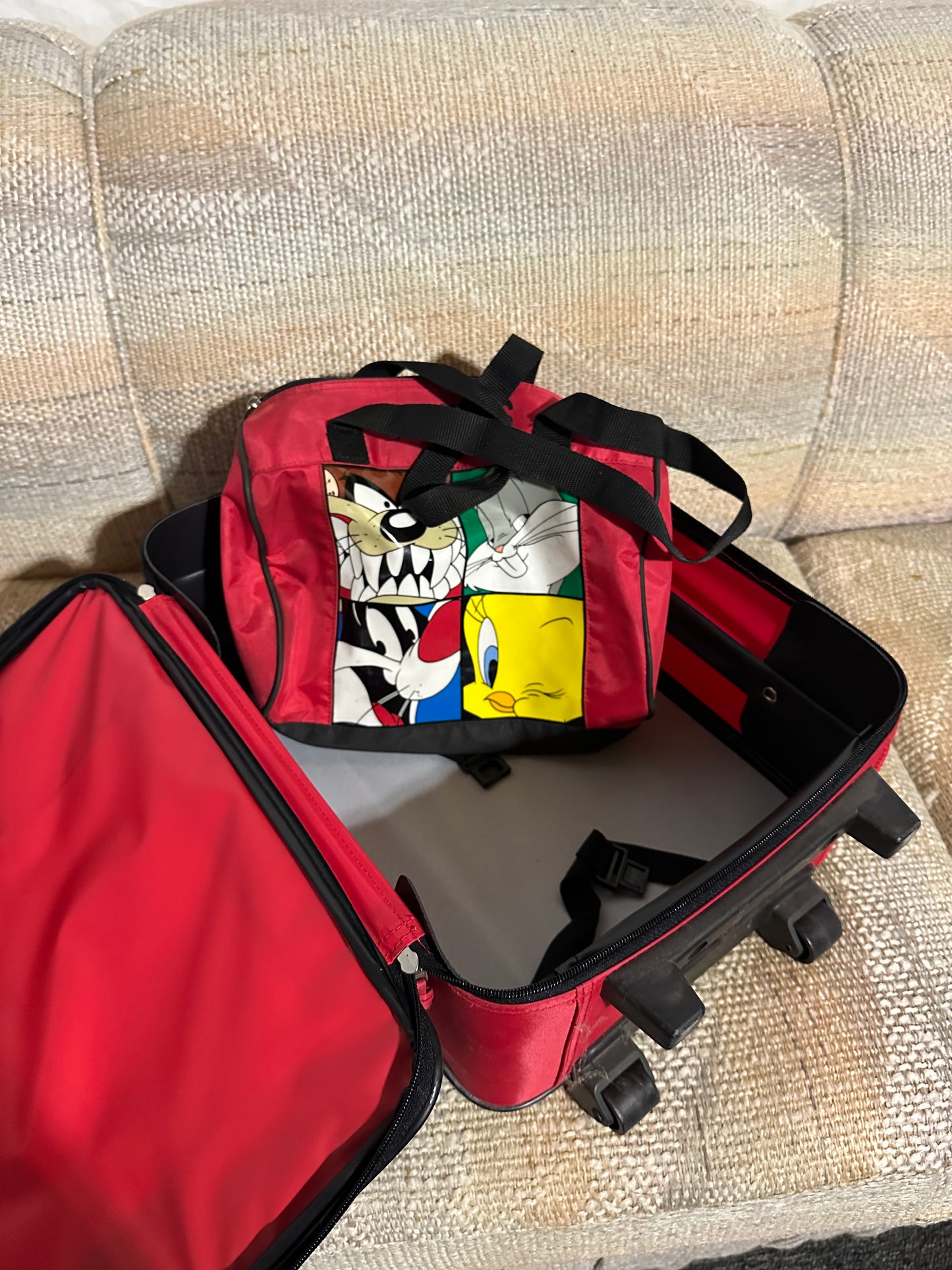Looney tunes suit case and travel bag